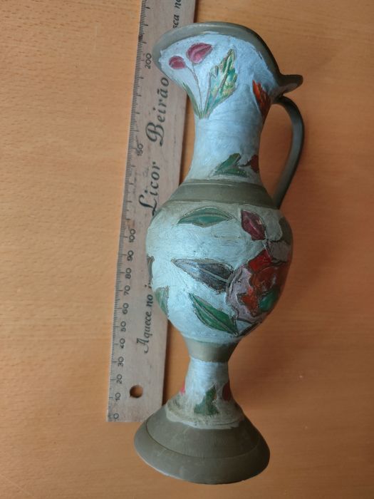 Conjunto de peças em metal esmaltado.