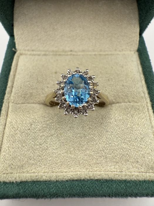 Złoty pierścionek z topazem 1,58ct i diamentami 0,05ct