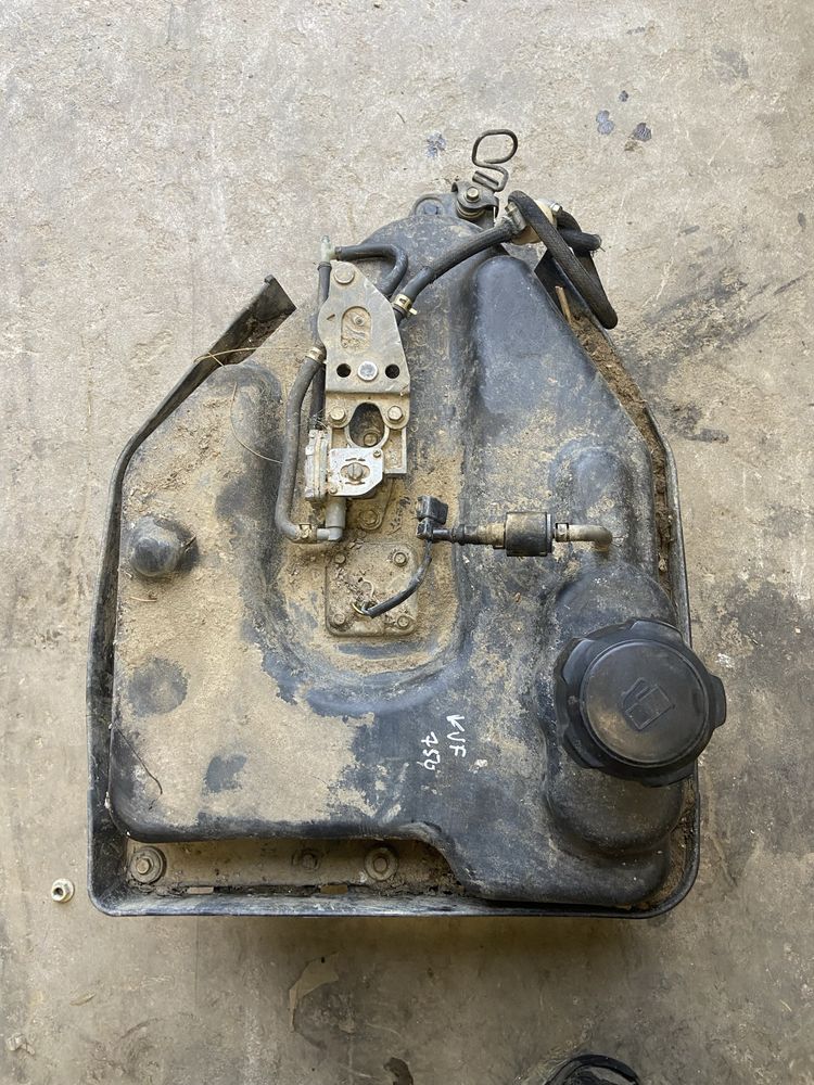 Pompa paliwa zbuornik korek paliwa kawasaki kvf 750 bruteforce 650 kvf