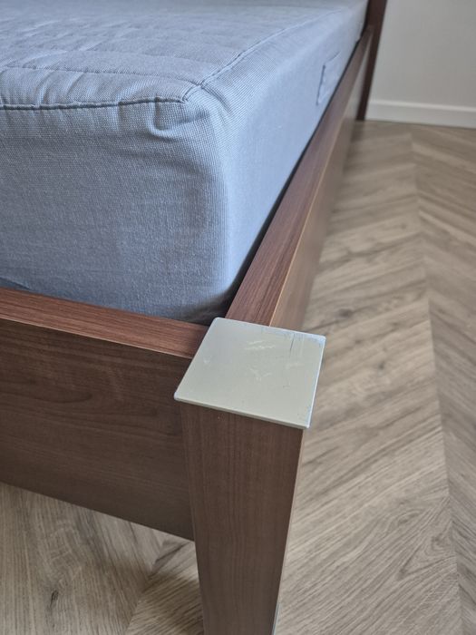 Łóżko drewniane ze stelażem i materacem 140x200