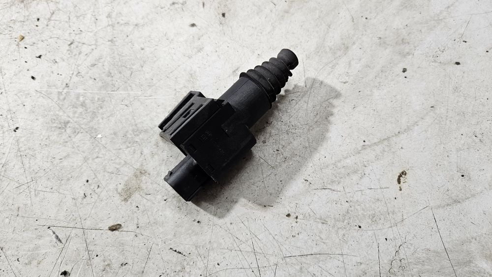 Czujnik zamknięcia zamykania maski opel corsa d e meriva b