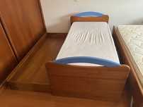 1 Cama  de solteiro em madeira maciça. Medidas 2mtx1mtx55cm
