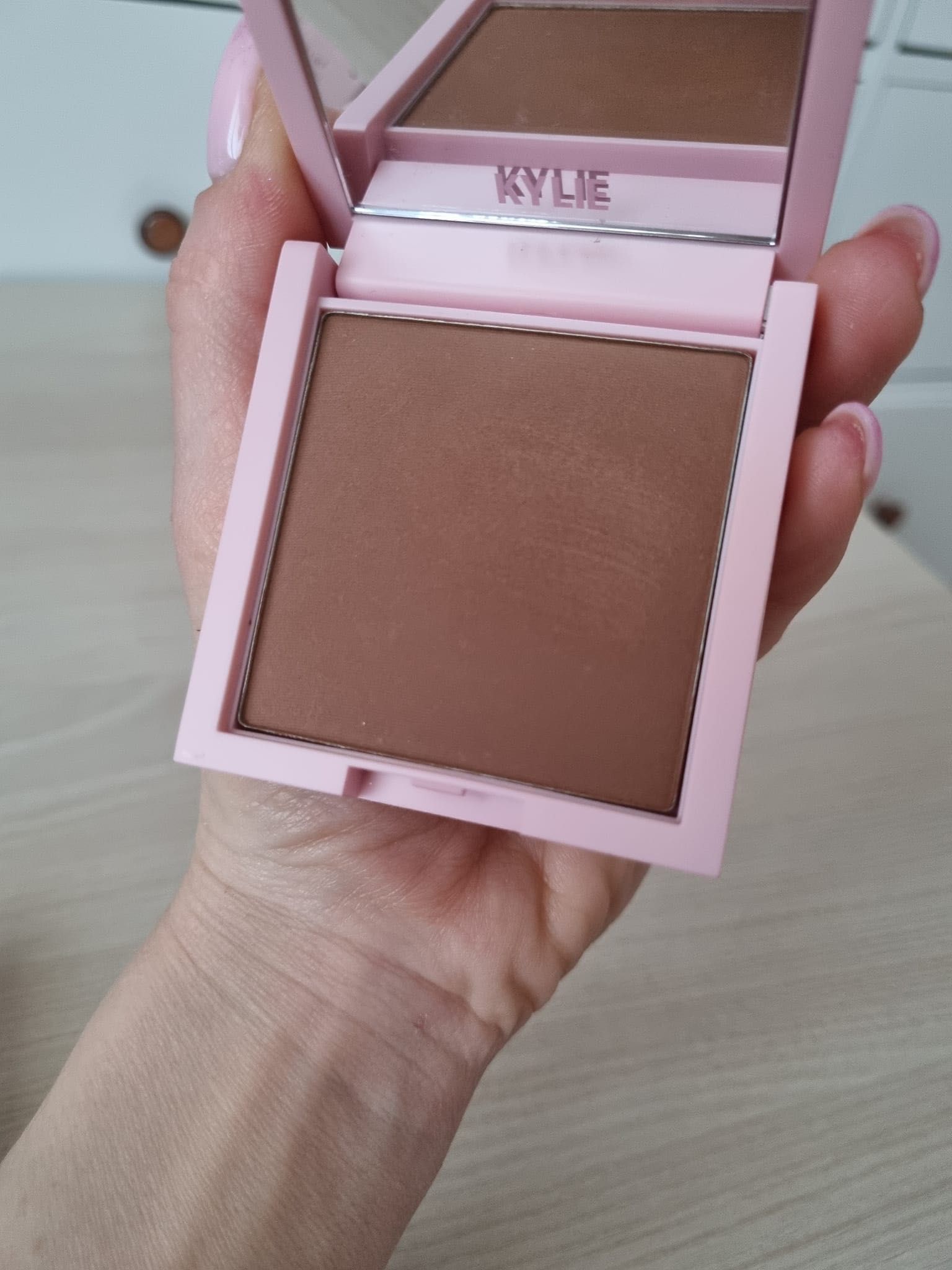 Kylie Cosmetics Pressed Bronzing Powder odcień 400 Tanned