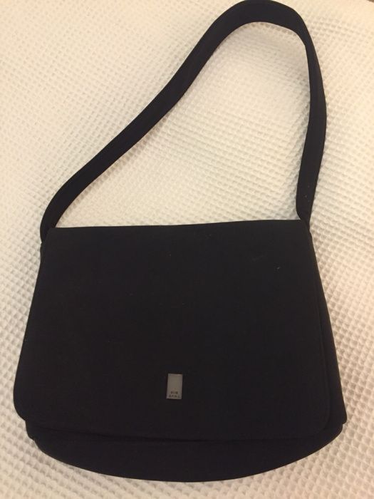 Mala preta elegante e simples.