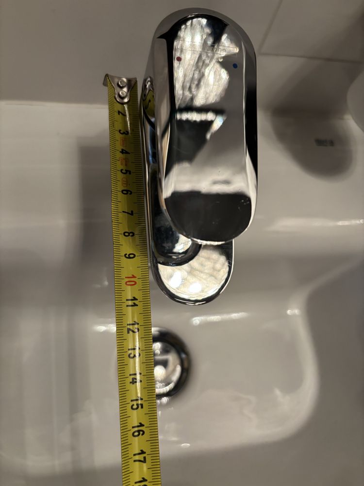 Bateria umywalkowa hansgrohe, szafka, umywalka roca