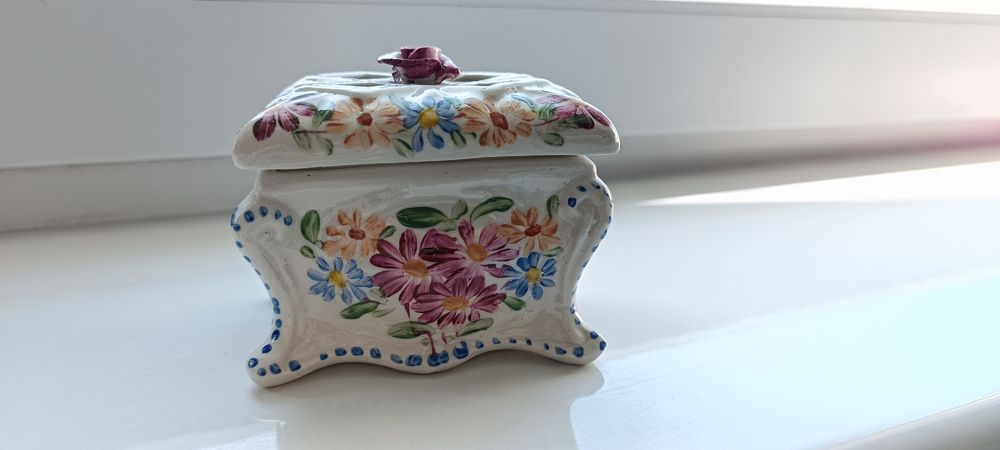 Szkatułka, puzderko porcelanowe