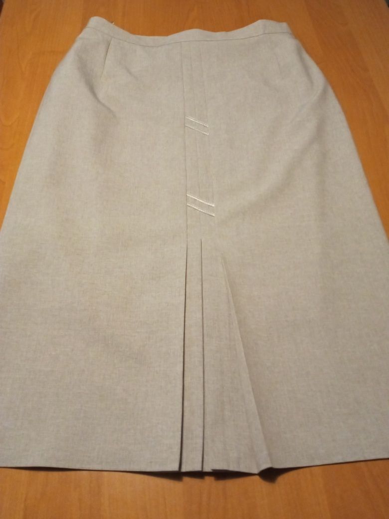 Kremowa spódnica z modnym plisem