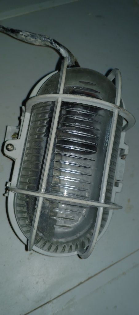 Lampa do pomieszczenia gospodarczego