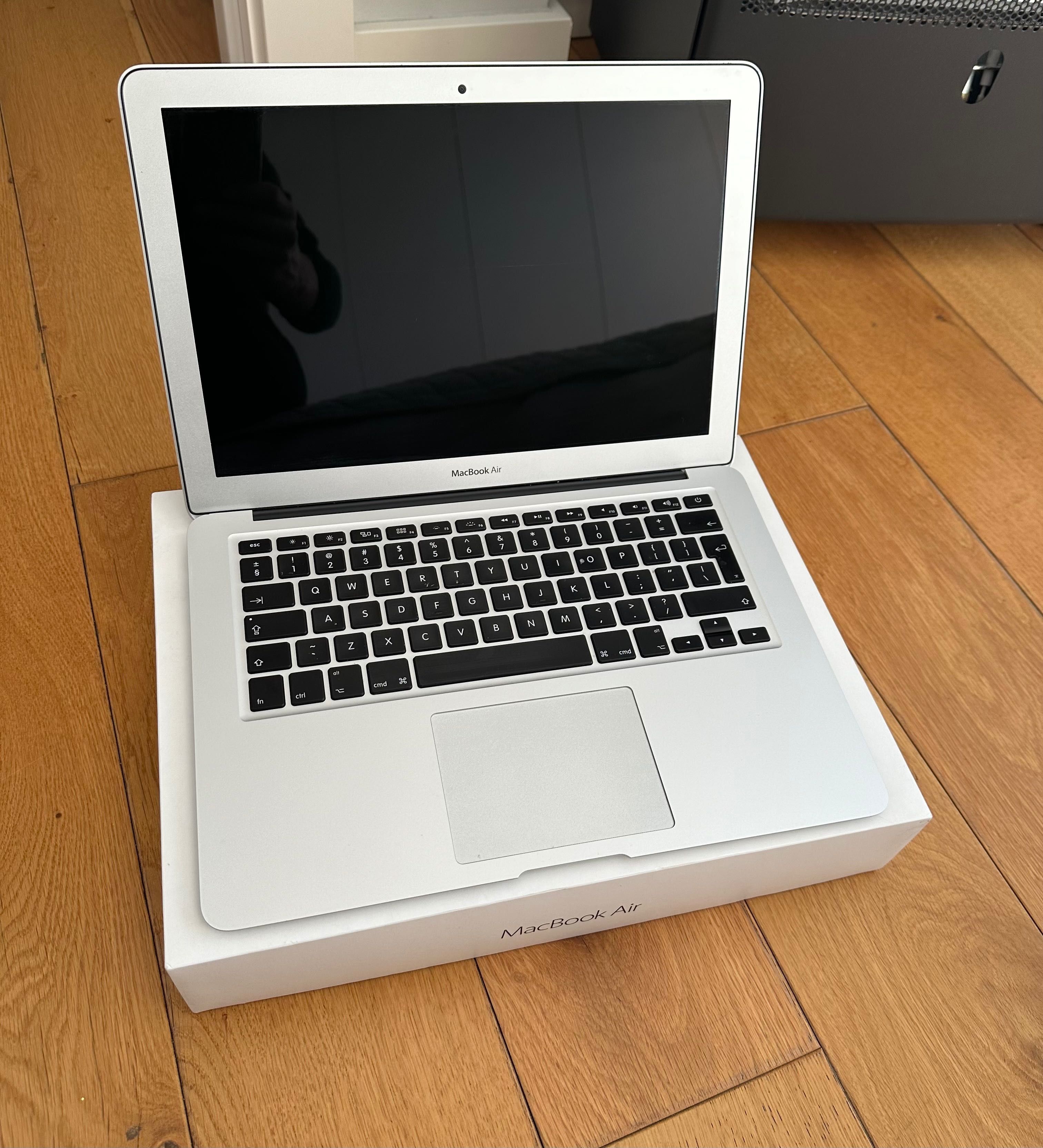 MacBook Air 13 inch srebny