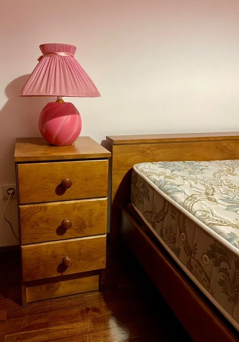 Cama c/estrado, colchão e oferta mesas de cabeceira