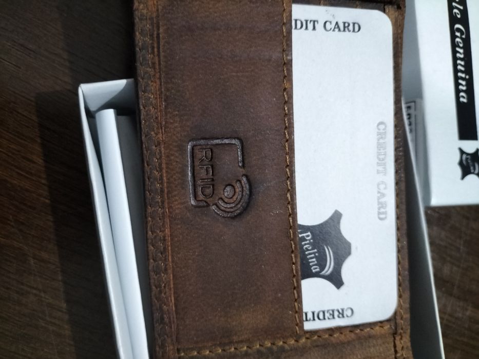 Carteira RFID em pele castanho genuína