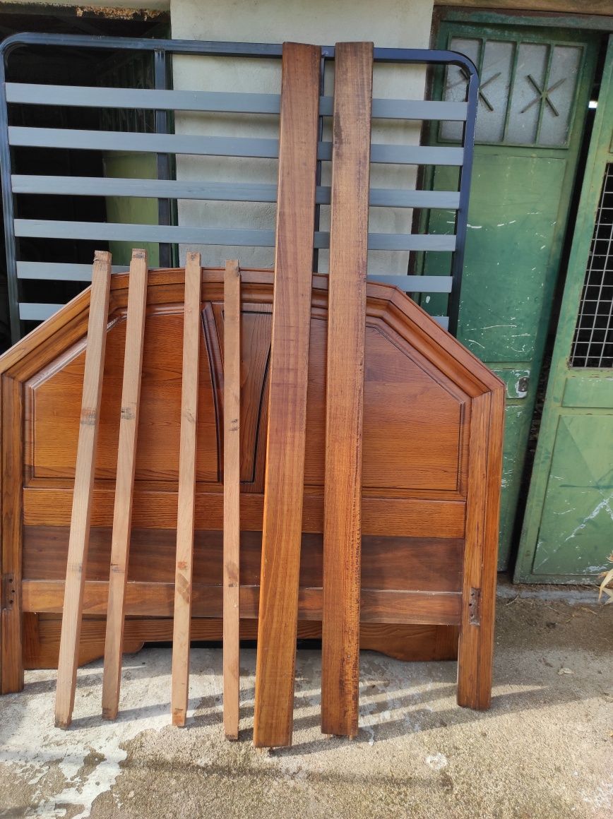 Cama de casal em castanho