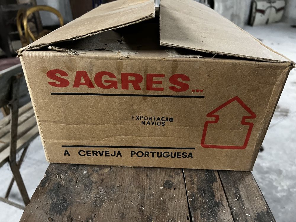 Caixa com 24 garrafas Sagres para colecionador