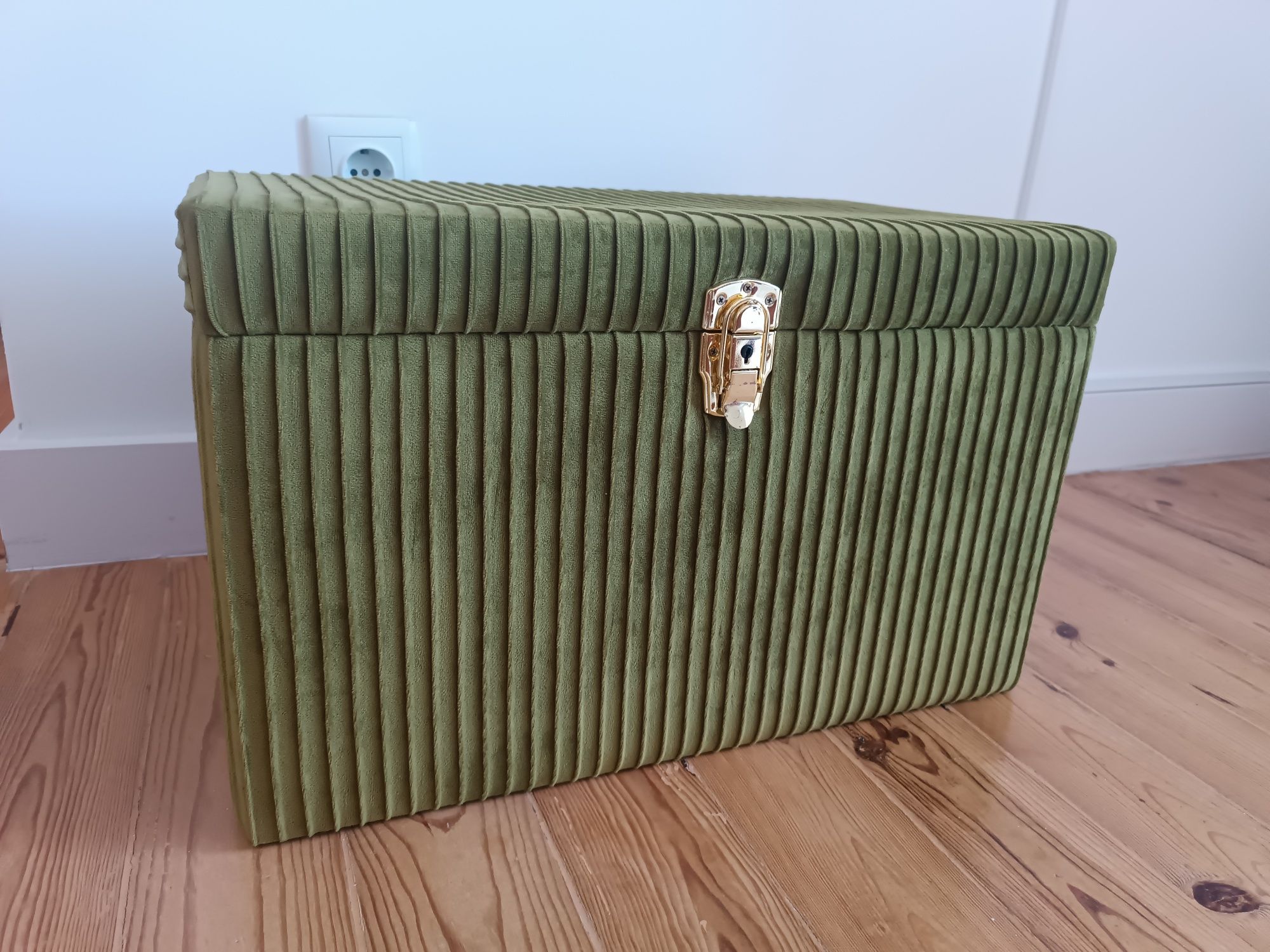Baú veludo verde 52x32x32