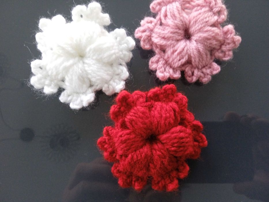 Kwiatek, gwiazdka 3D - z włóczki - aplikacja - ozdoba -  breloczek