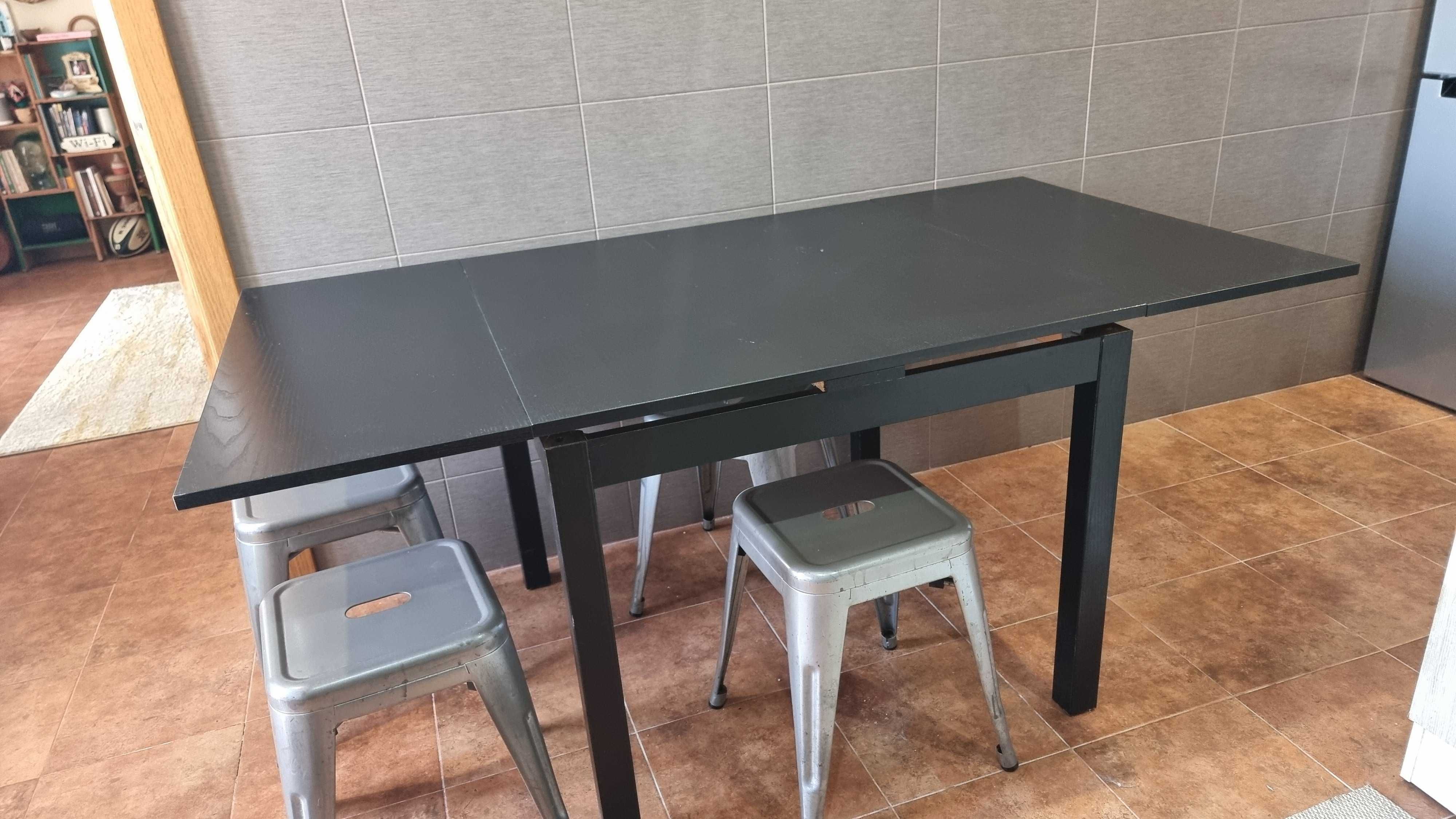 Mesa preta extensível