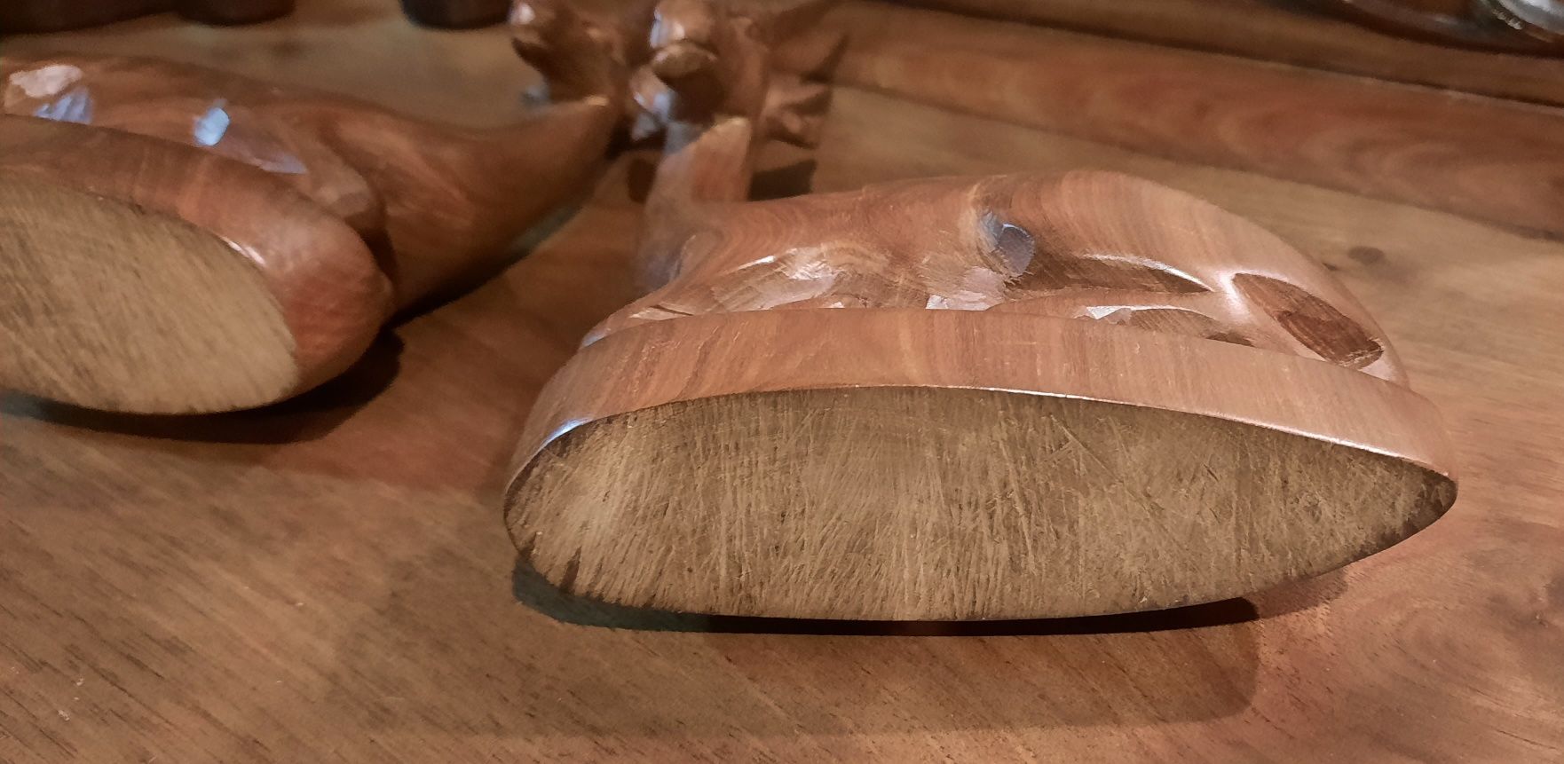 Magnífico e grande par de esculturas de veados madeira esculpida à mão