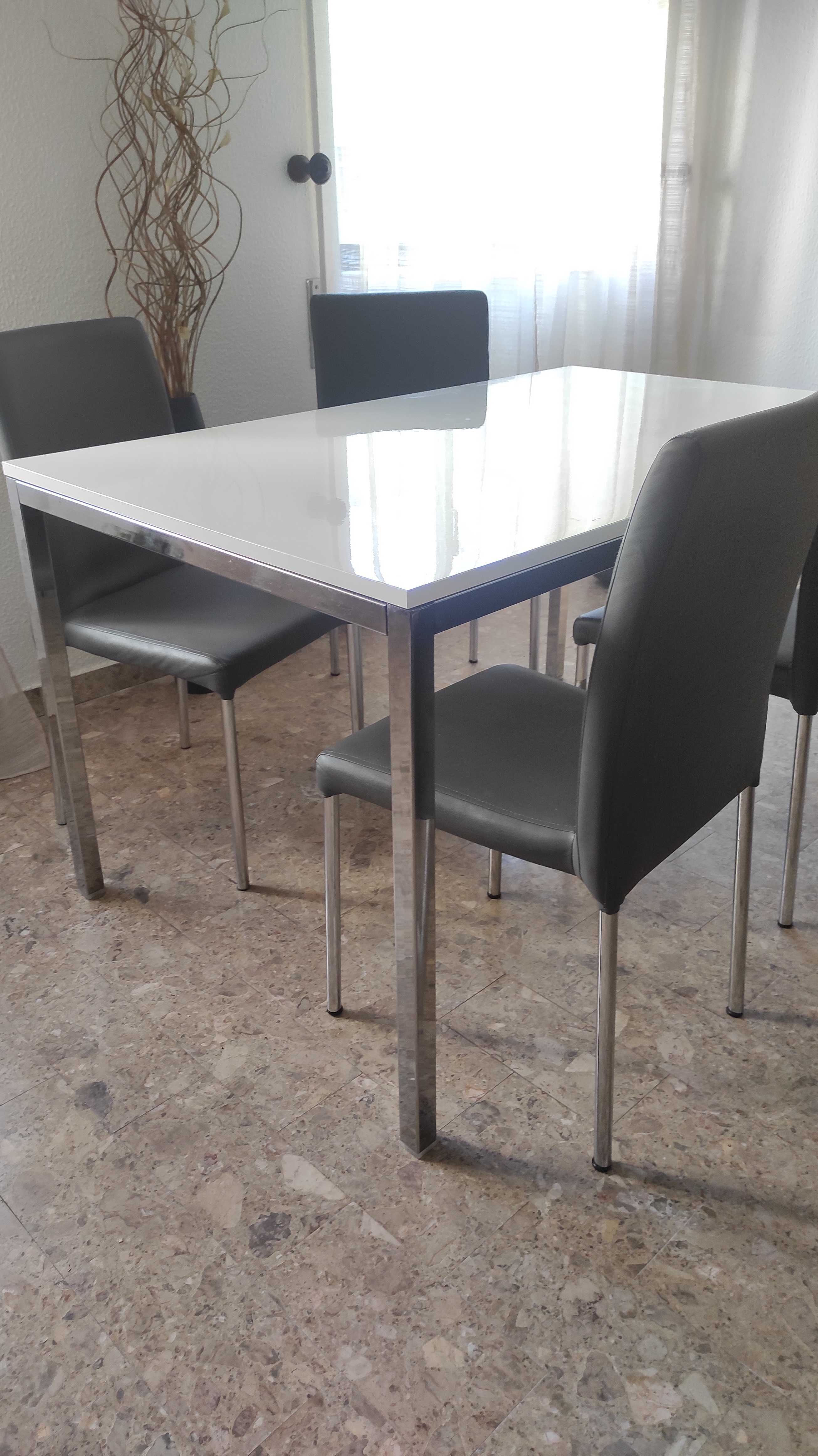 Mesa de cozinha 135x85 com 4 cadeiras