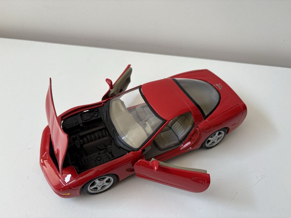 Model Chevrolet Corvette 1:24 Maisto (bburago welly)