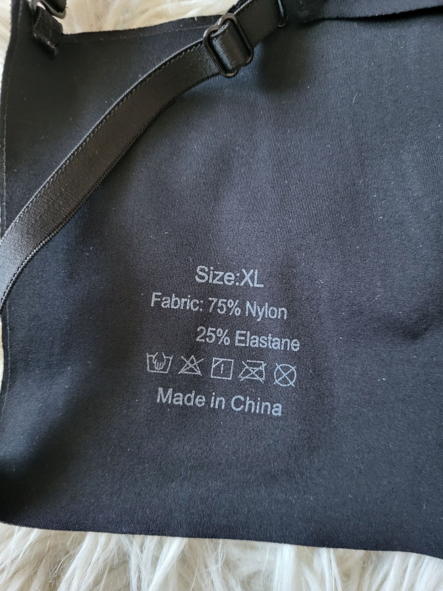 Czarny biustonosz top XL na szyję usztywniany