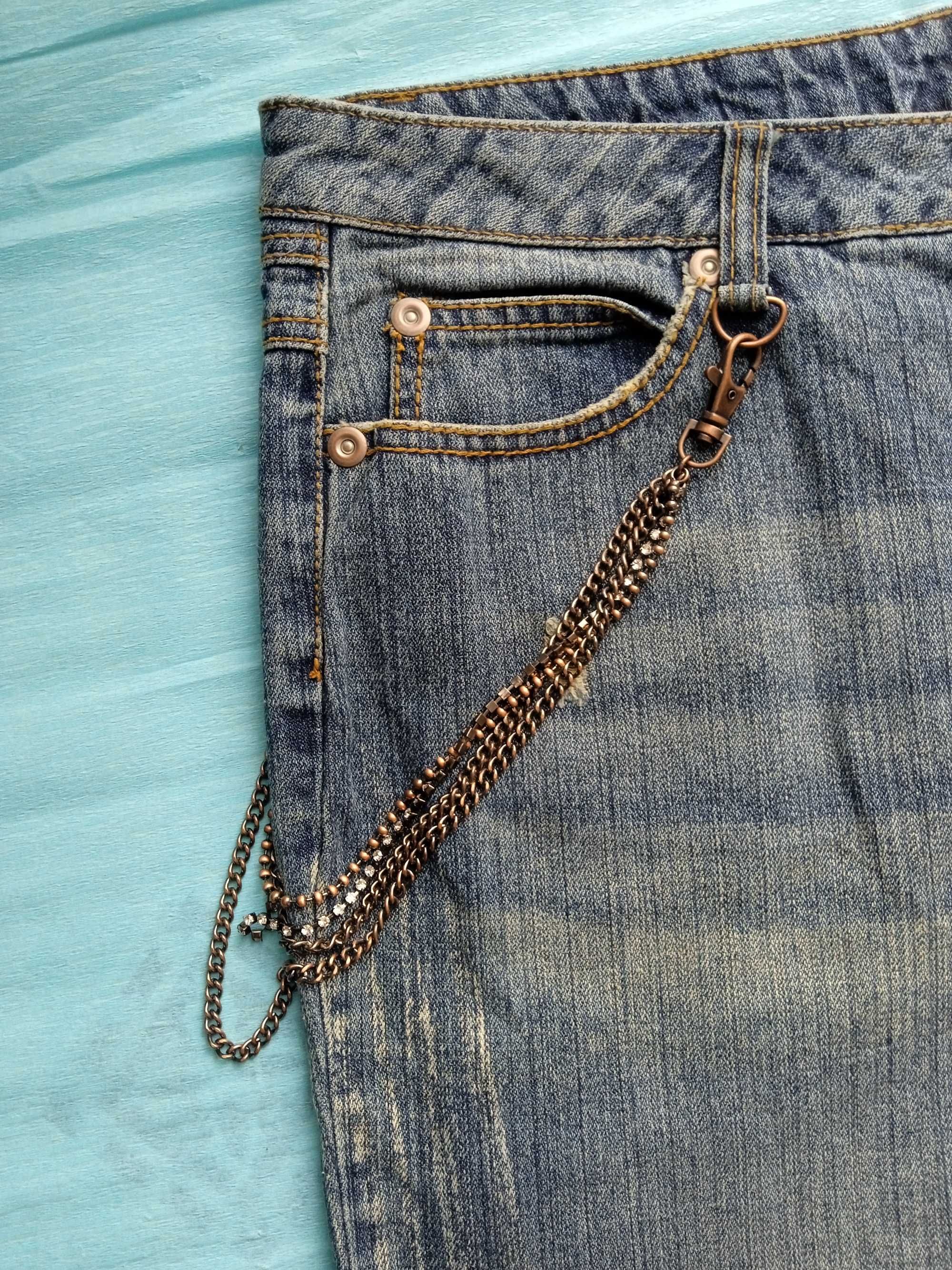 Трендові сині джинси у стилі 2000х прямі з потертостями та ланцюгом