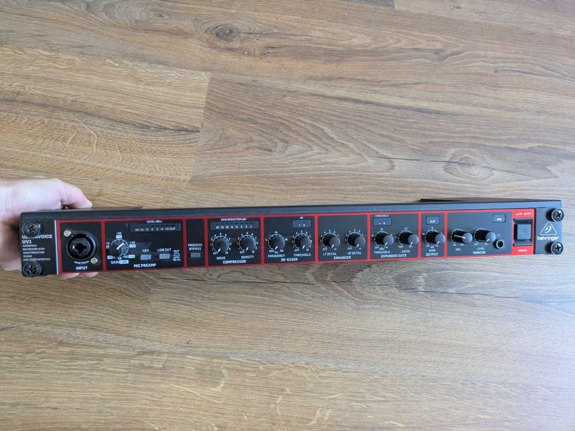 Behringer UV1 Przedwzmacniacz mikrofonowy + reck holder