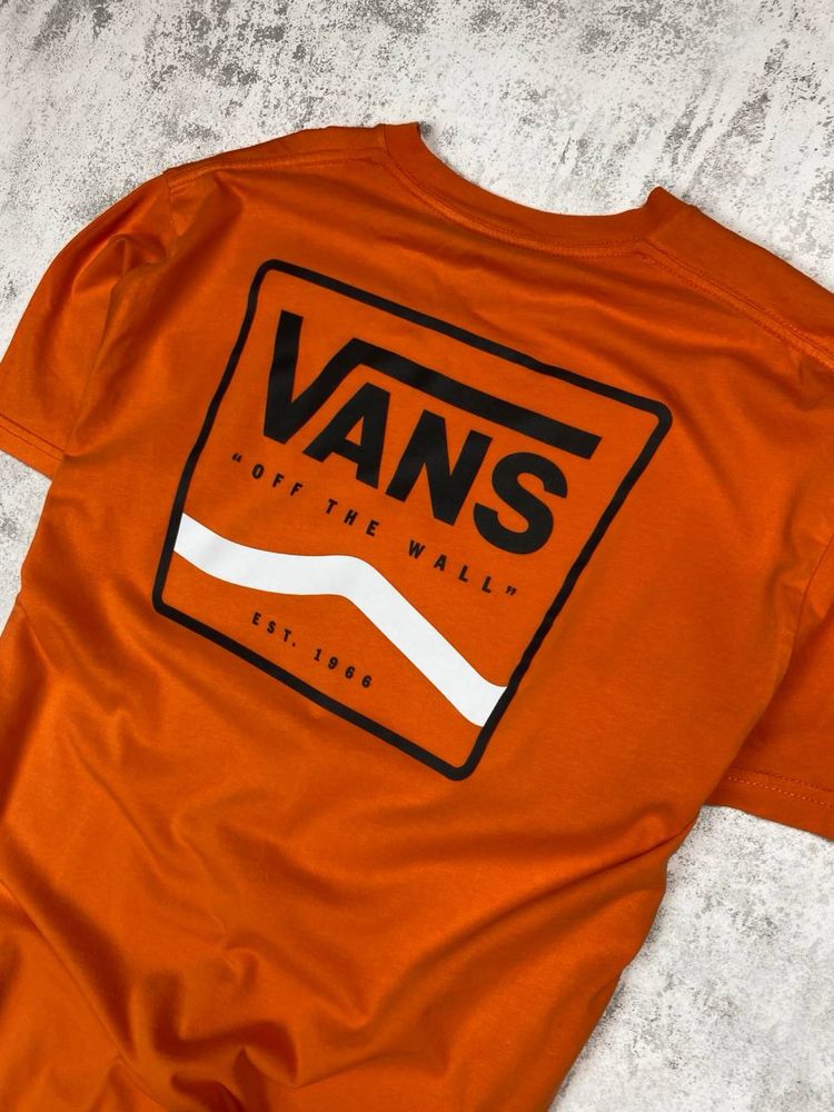 Помаранчева футболка vans з логотипом — для яскравого образу