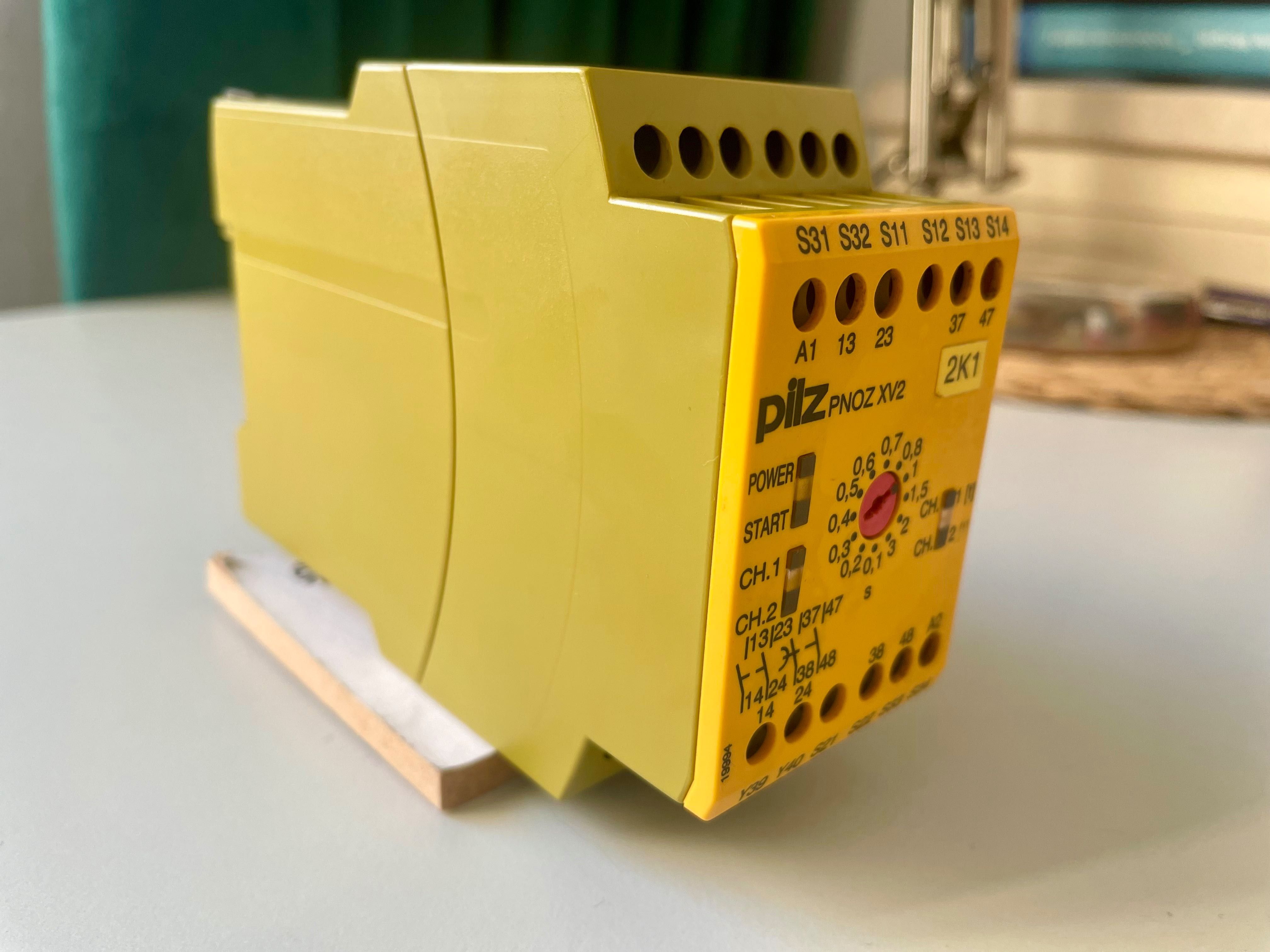 Pilz PNOZ XV2 "774502": przekaźnik bezpieczeństwa