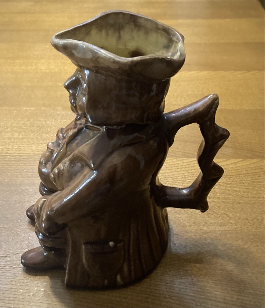 Caneca Antropomórfica em barro vidrado das Caldas assinada