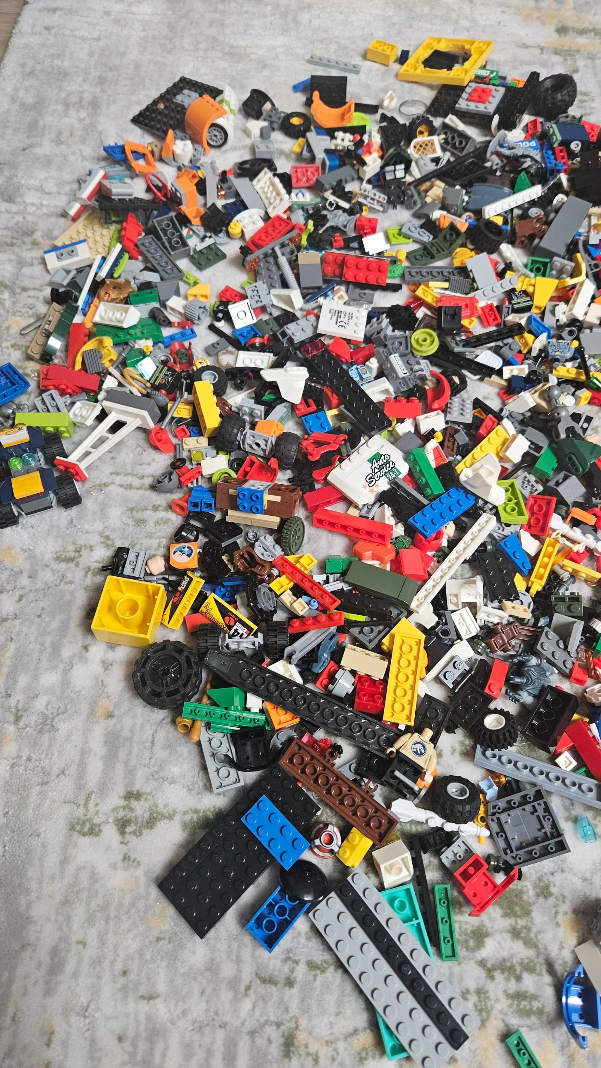 Klocki LEGO w duzej glowie LEGO + dwa samochody