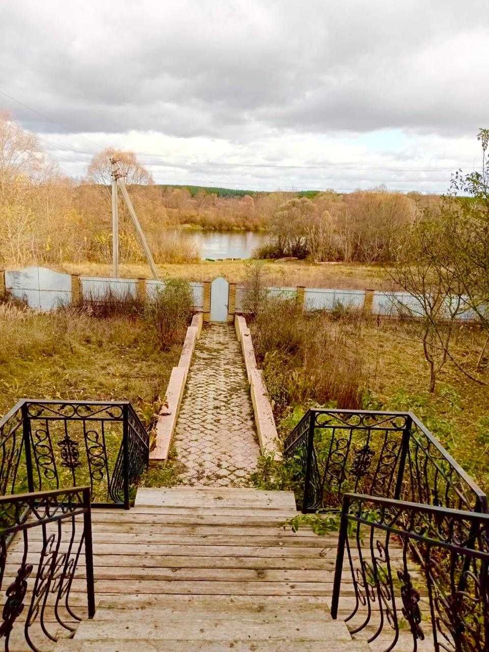 Затишний дім біля води