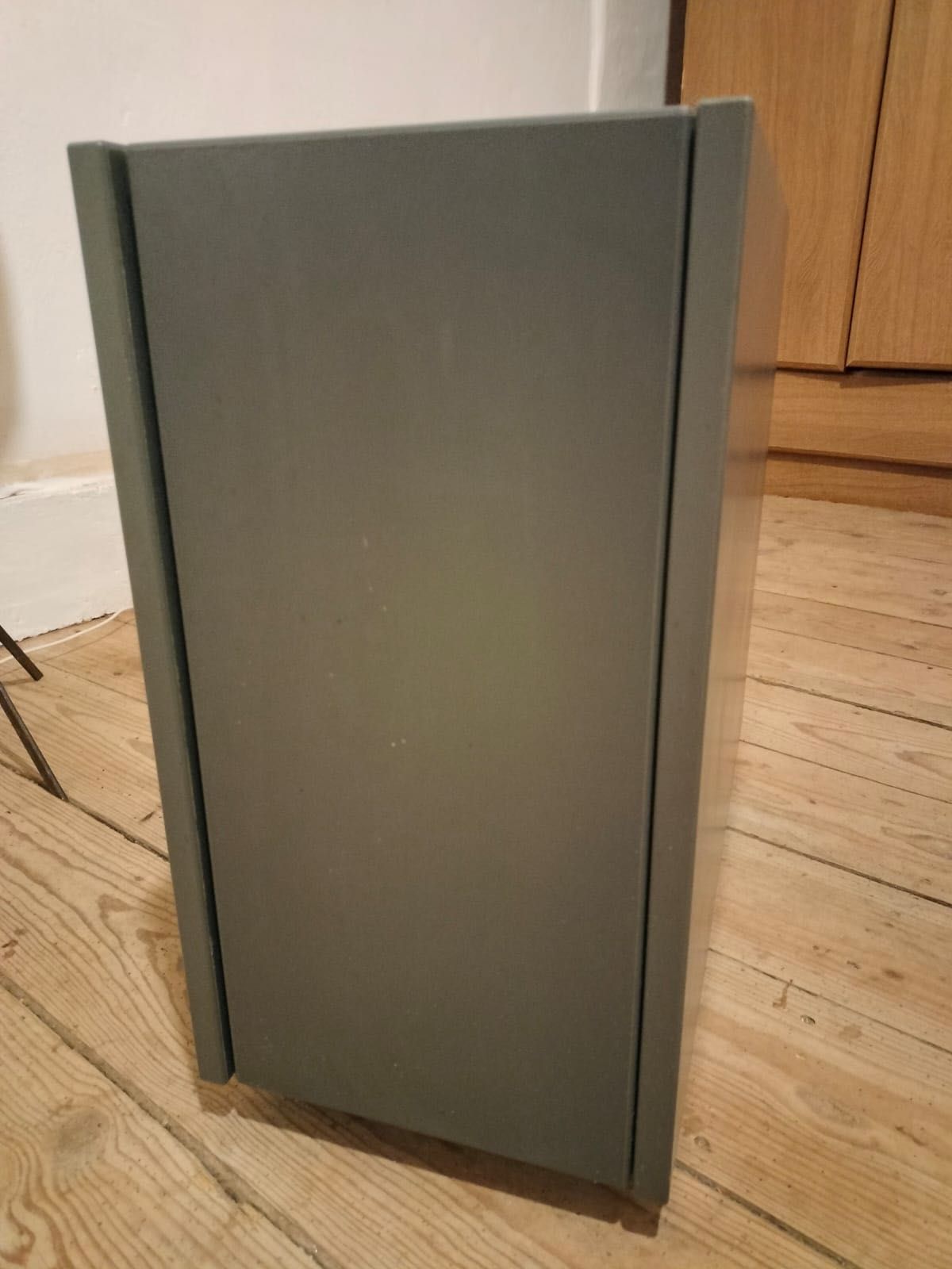 Suporte Ikea para torre de PC