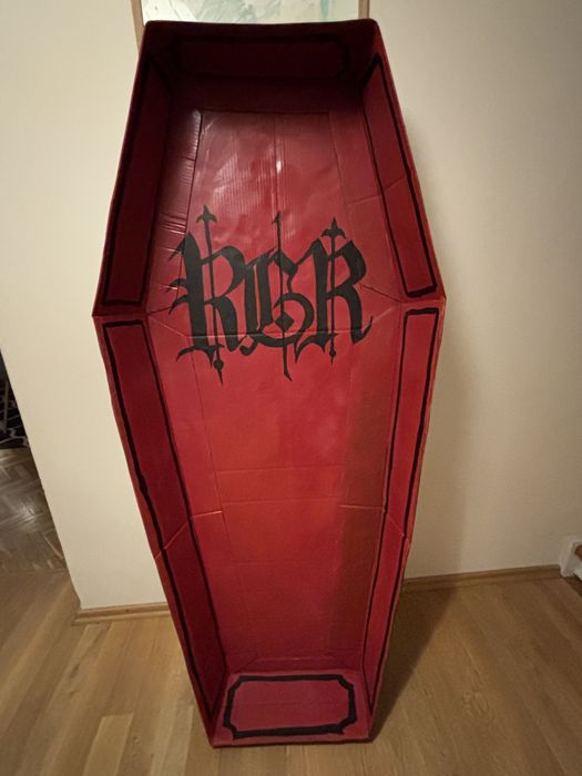 Trumna z kartonu wampir