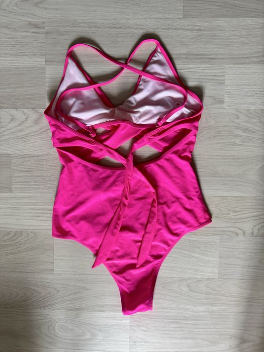 Яскравий рожевий купальник для вагітних