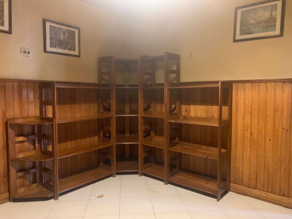Estantes em madeira para desocupar