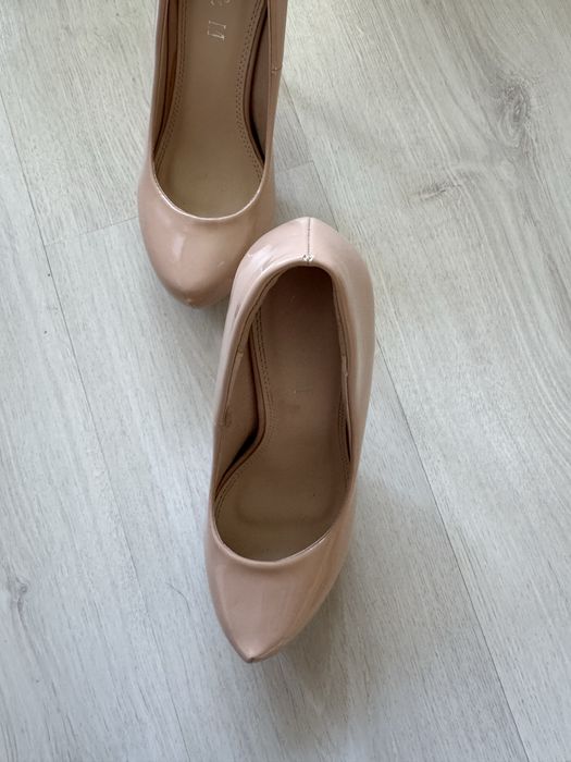 Туфлі на шпильці бежеві