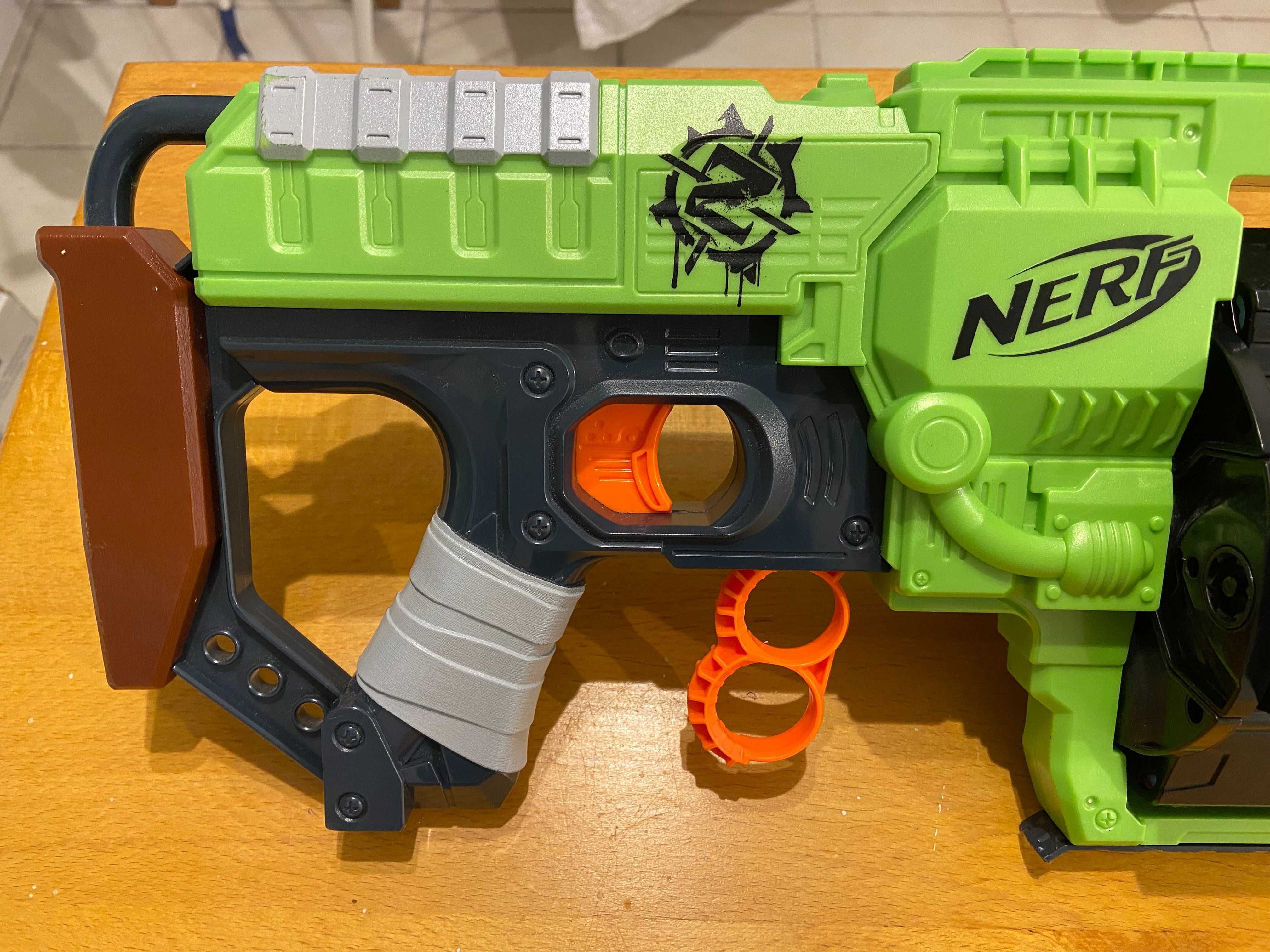 NERF Zombie Strike Doominator + 36 strzałek