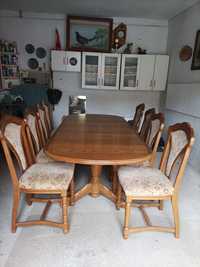 Piękny Stół drewniany i krzesła. Komplet
