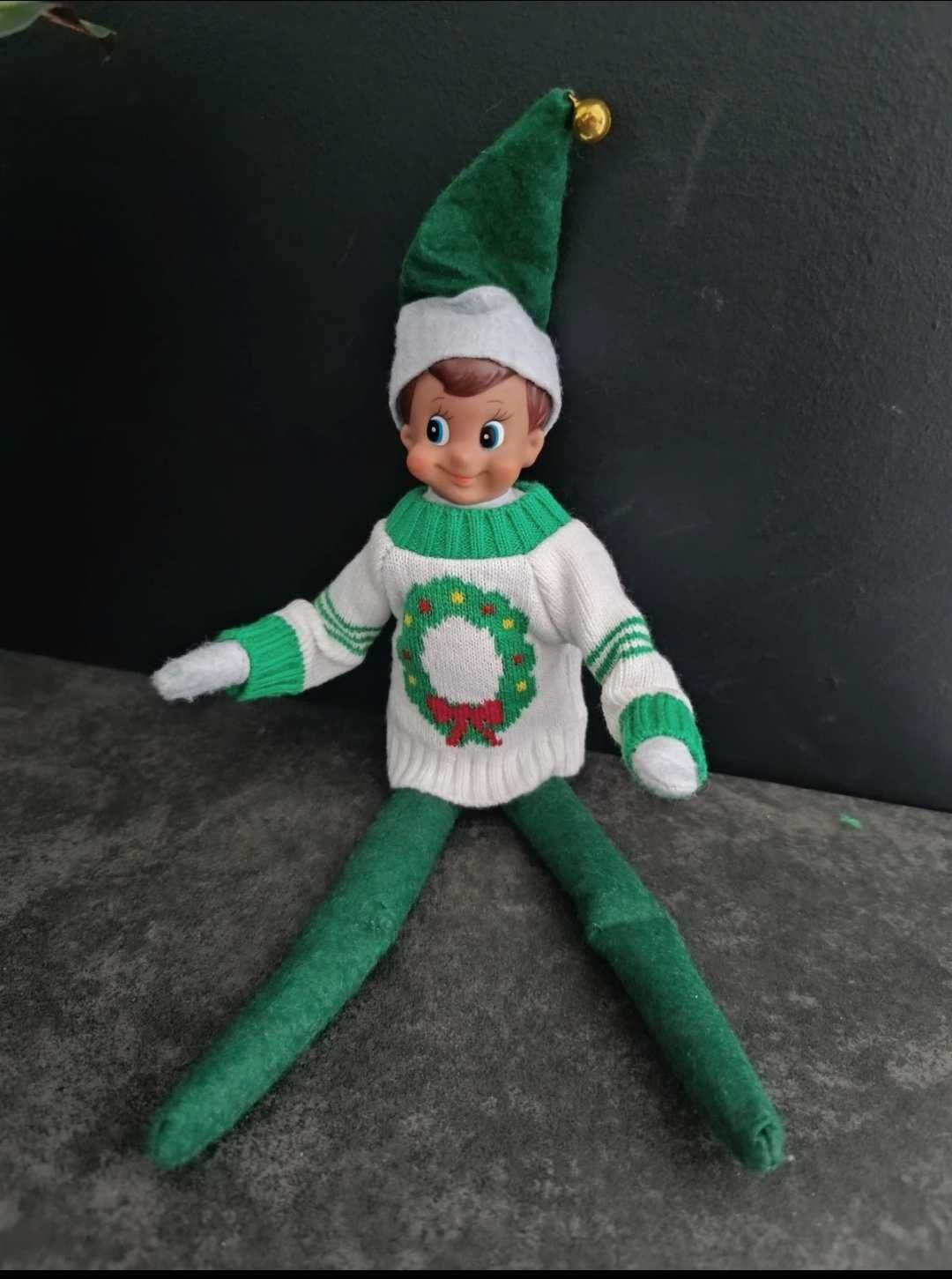 Psotny elf on the shelf naughtly badly behaving elf ubranko dres
