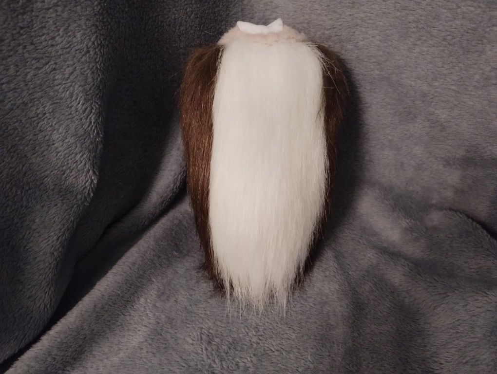 Brązowo biały ogon furry mały