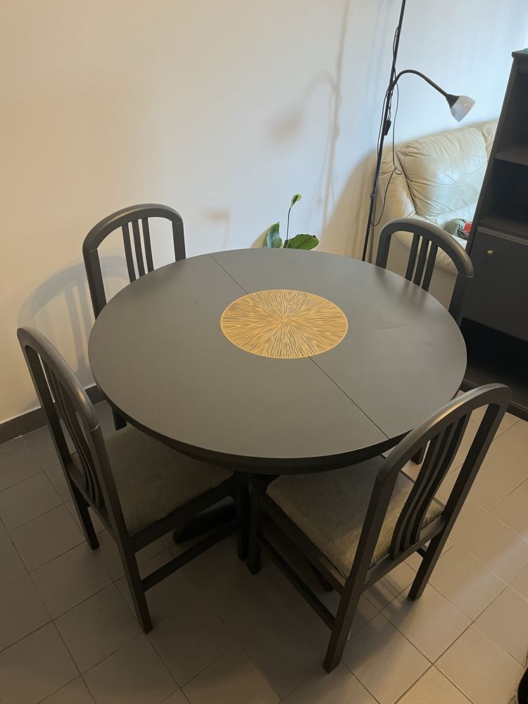 Mesa de Jantar + 4 cadeiras