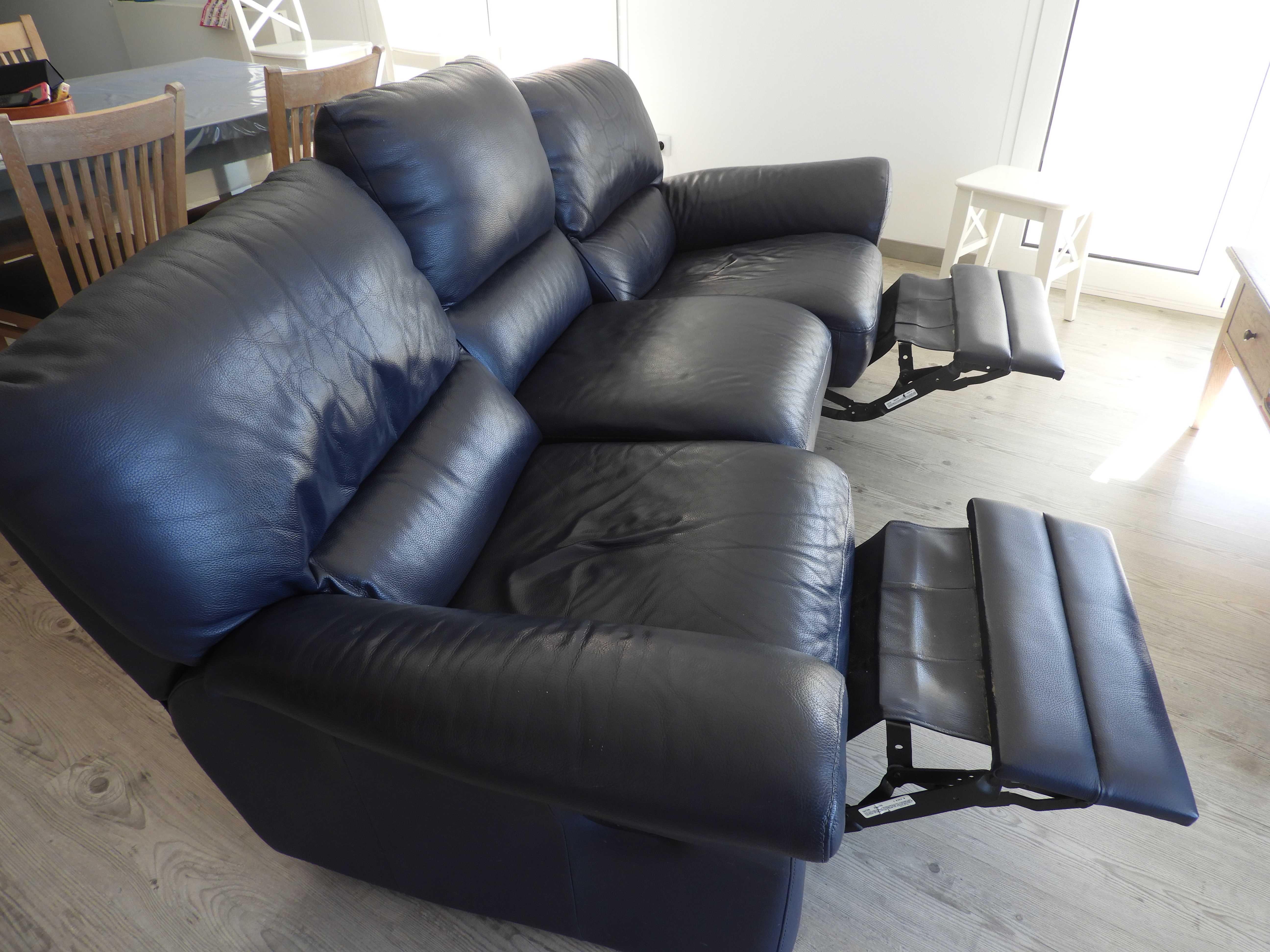 1 sofá de 2 lugares e 1 sofá de 3 lugares com 2 poltronas reclináveis