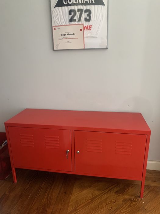 Aparador / armario/ consola vermelho