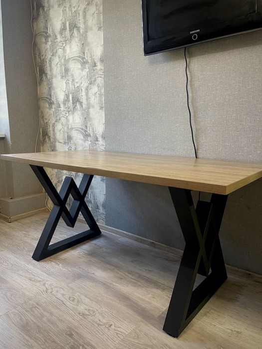 Стіл кухонний, деревинностружкова плита з металевими стійками