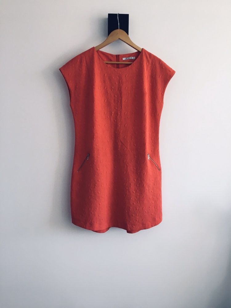 Sukienka koralowa Quiosque koronka mini elegancka