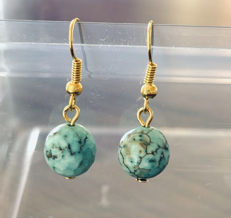 Brincos dourados com pedra turquesa. Novos