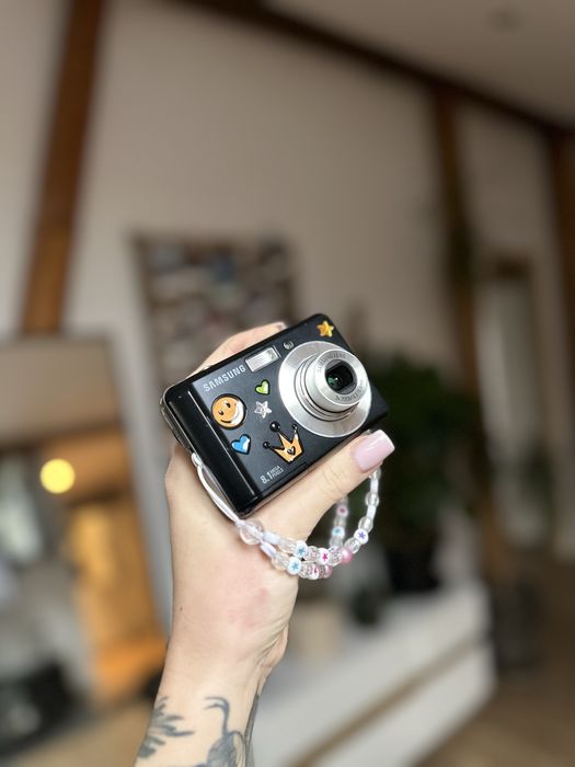 Samsung ES10 - cyfrowy aparat retro, 8.1 MP, czarny + karta 2GB