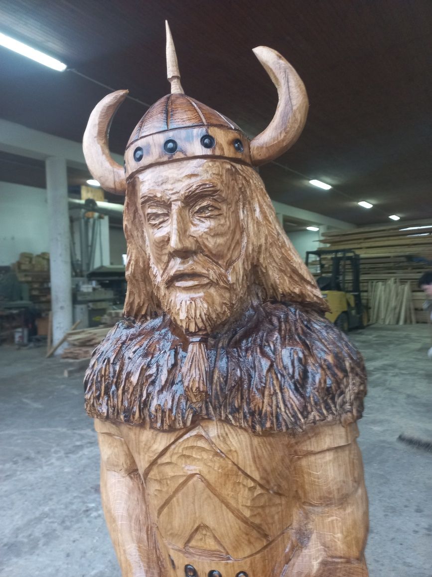 Wiking rzeźba z dębu