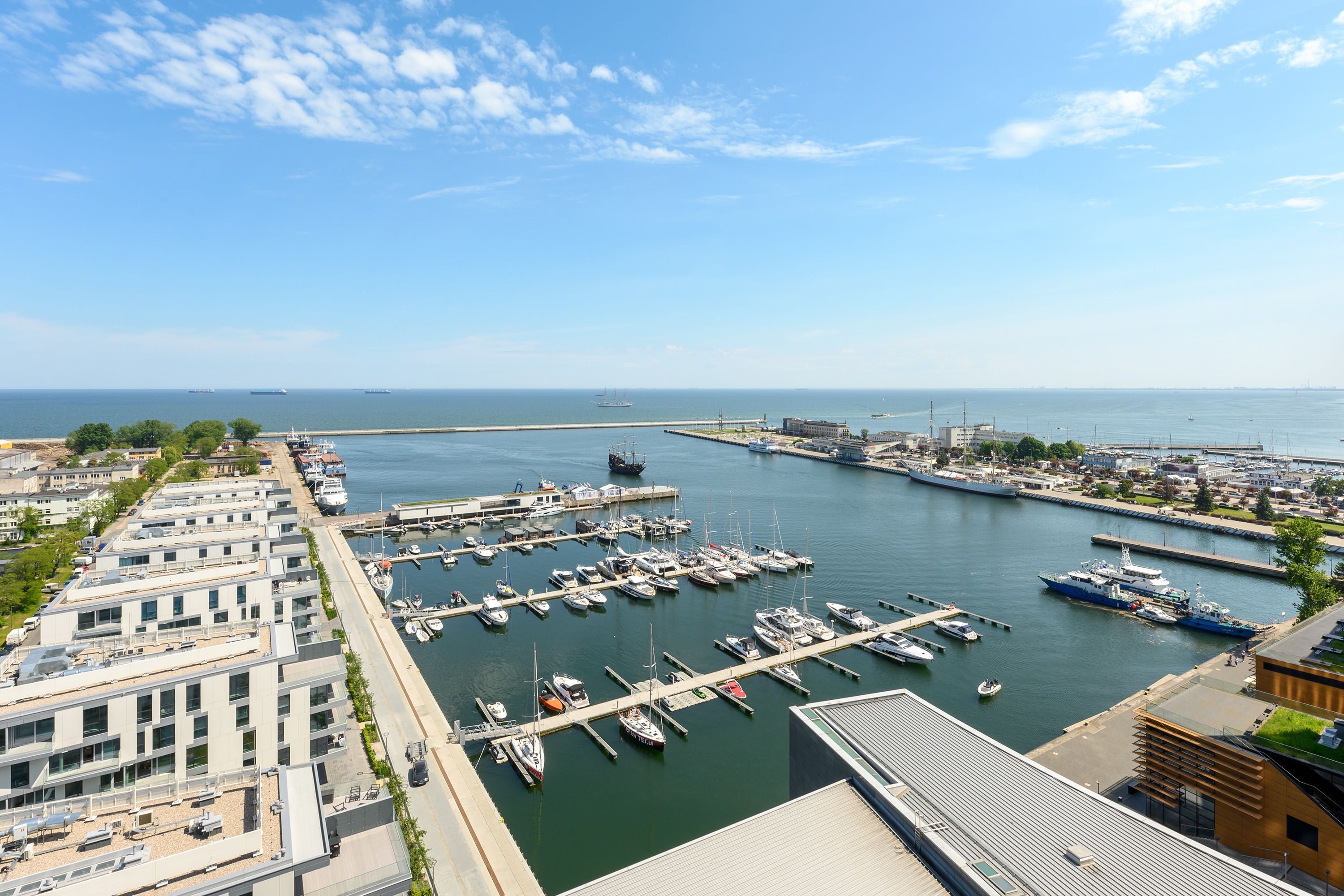 Sea Towers - widok na morze, miasto, port i plażę - hala garażowa