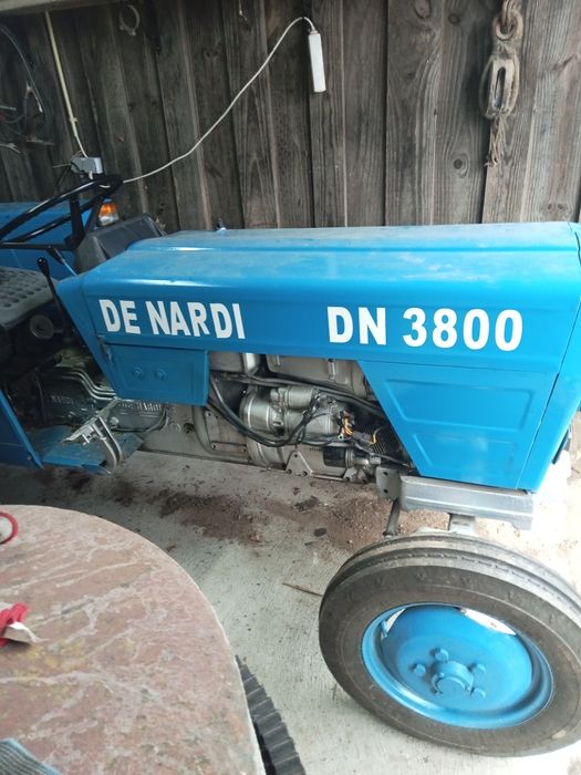 Trator agrícola com charrua